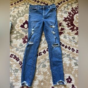 Abercrombie ripped ankle jeans. Size 27. Good condition, grew out of them.